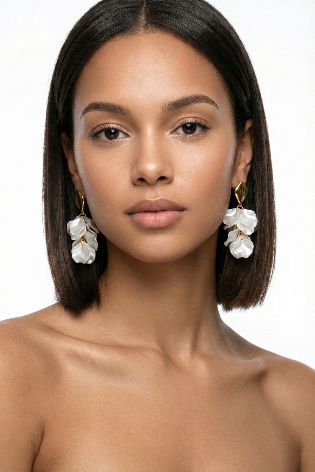 Boucles d’oreilles Monceau en résine nacrée et attache dorée posées sur support blanc, bijoux mariage The Wedding Room Paris.