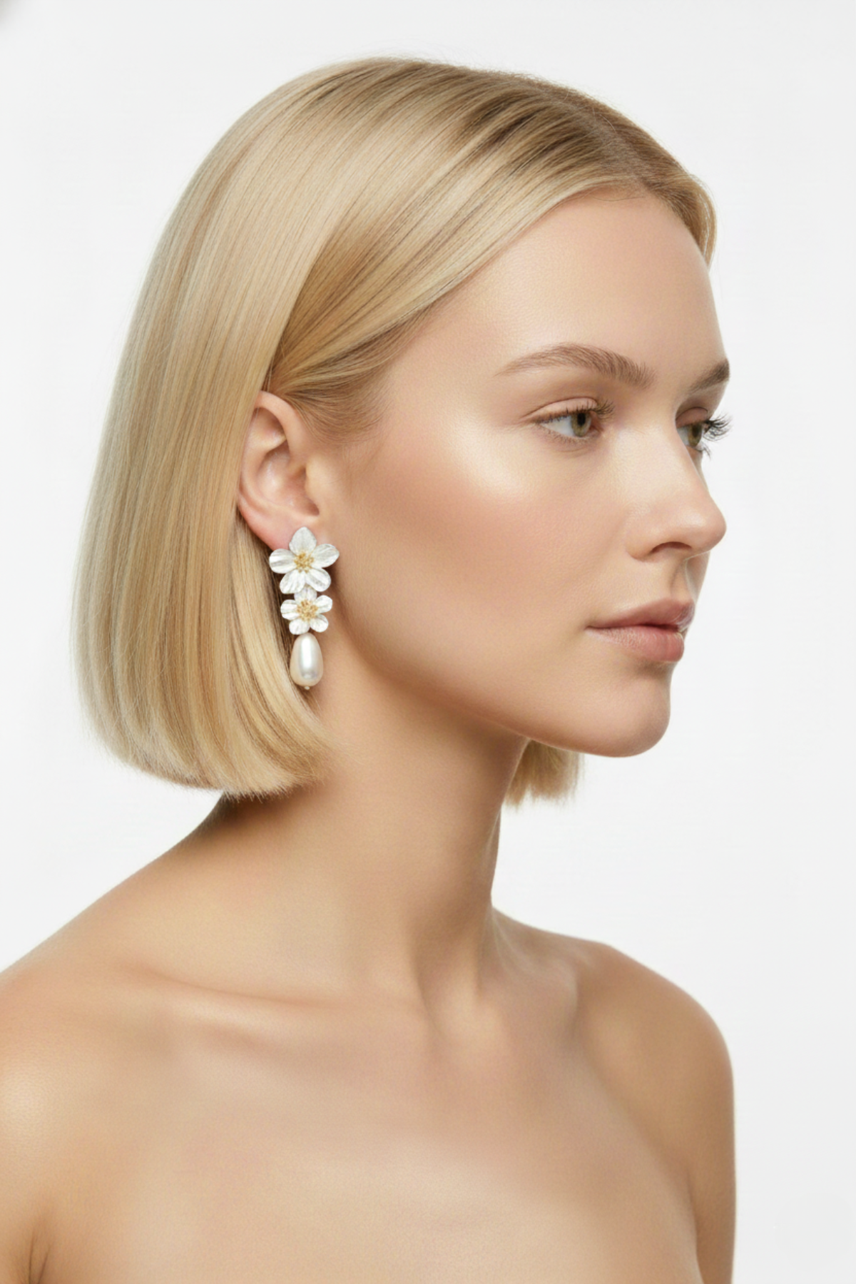 Boucles d’oreilles Orsay pendantes en fleurs nacrées avec perle crème, bijou fantaisie raffiné pour mariée, style floral élégant.