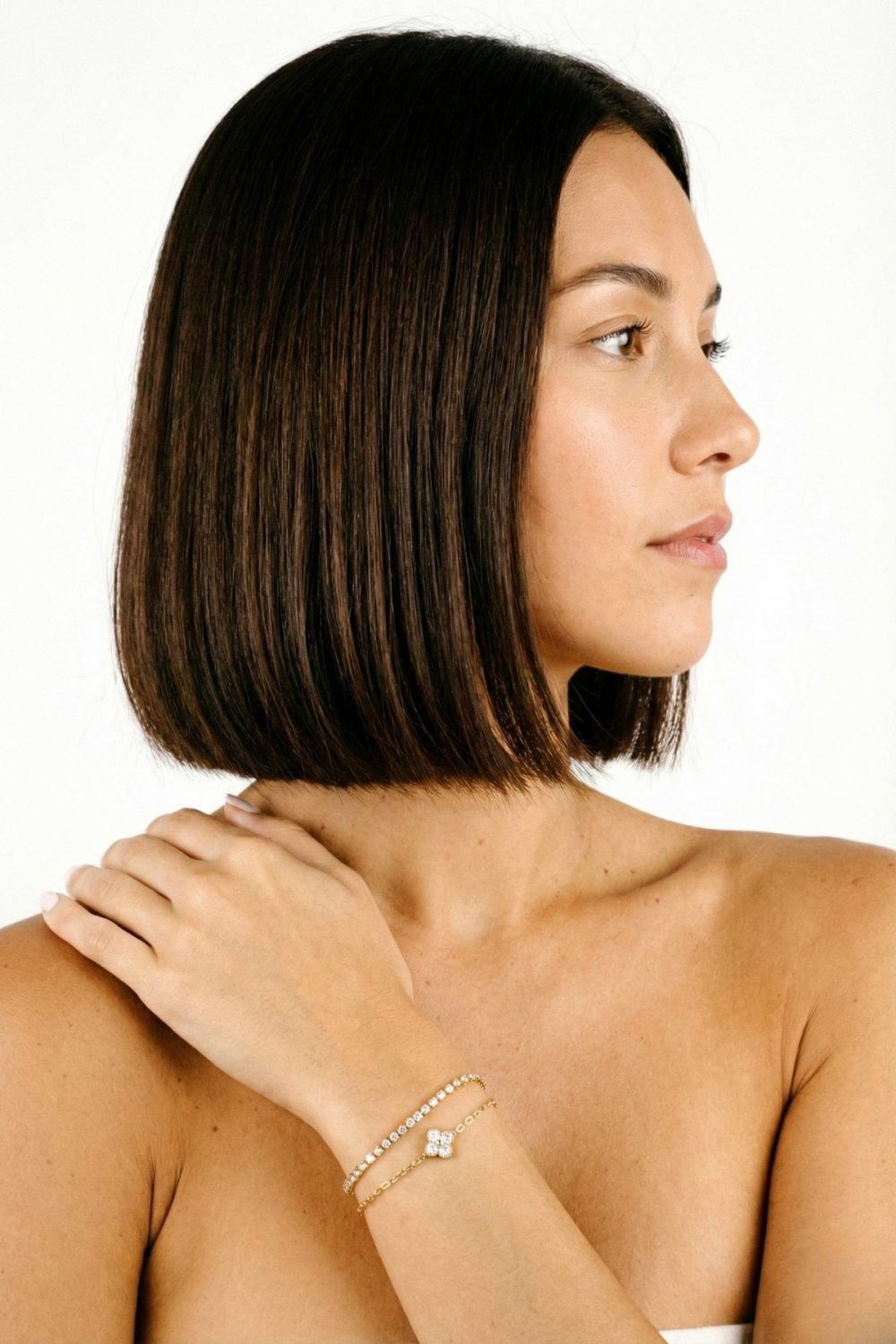 Duo de bracelets Lafayette en zirconium et chaînes dorées porté au poignet, bijoux de mariage élégants et raffinés.