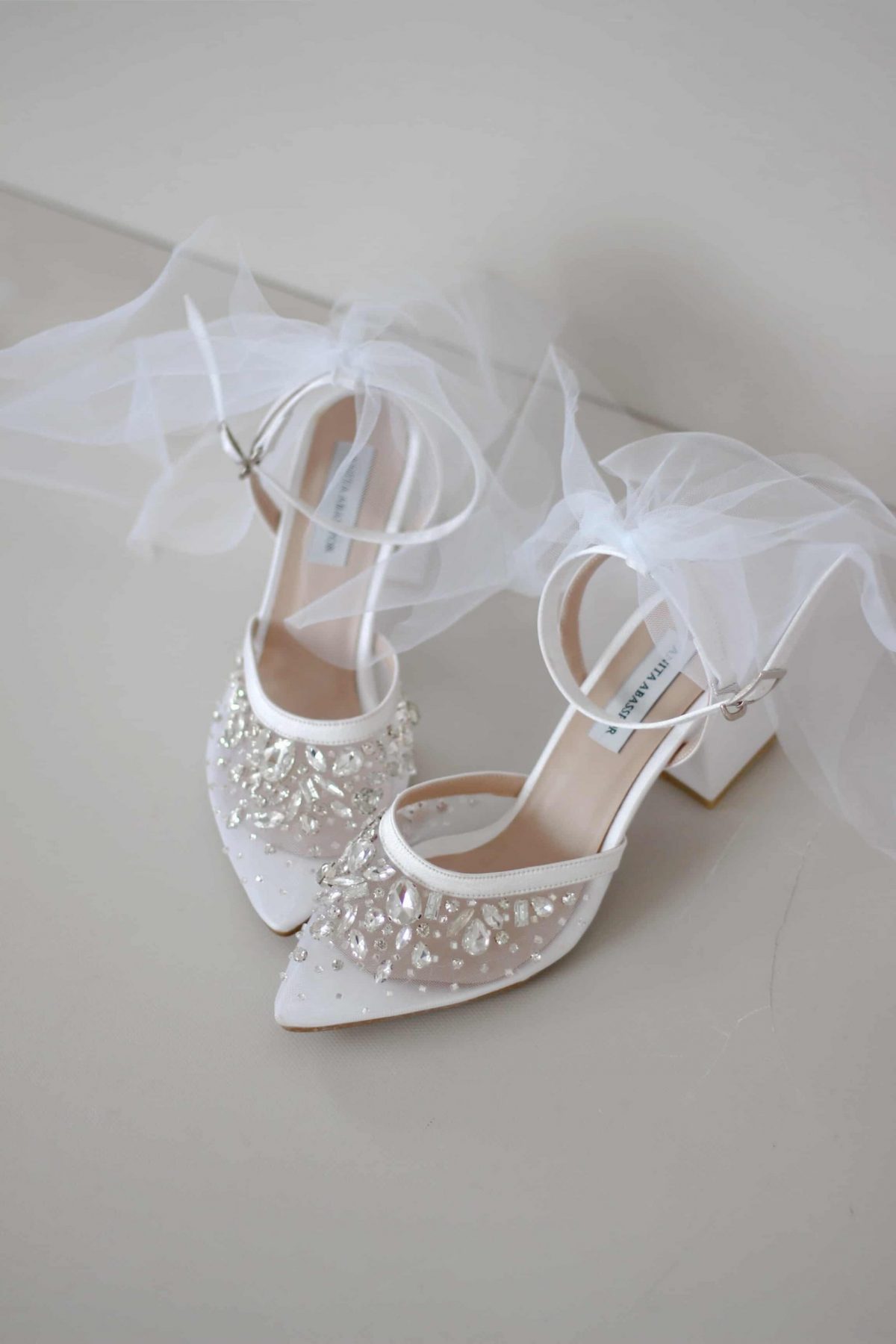 Escarpins BANO faits main en France en tissu Zoonix perlé et satin, chaussures de mariée couture aux finitions artisanales.