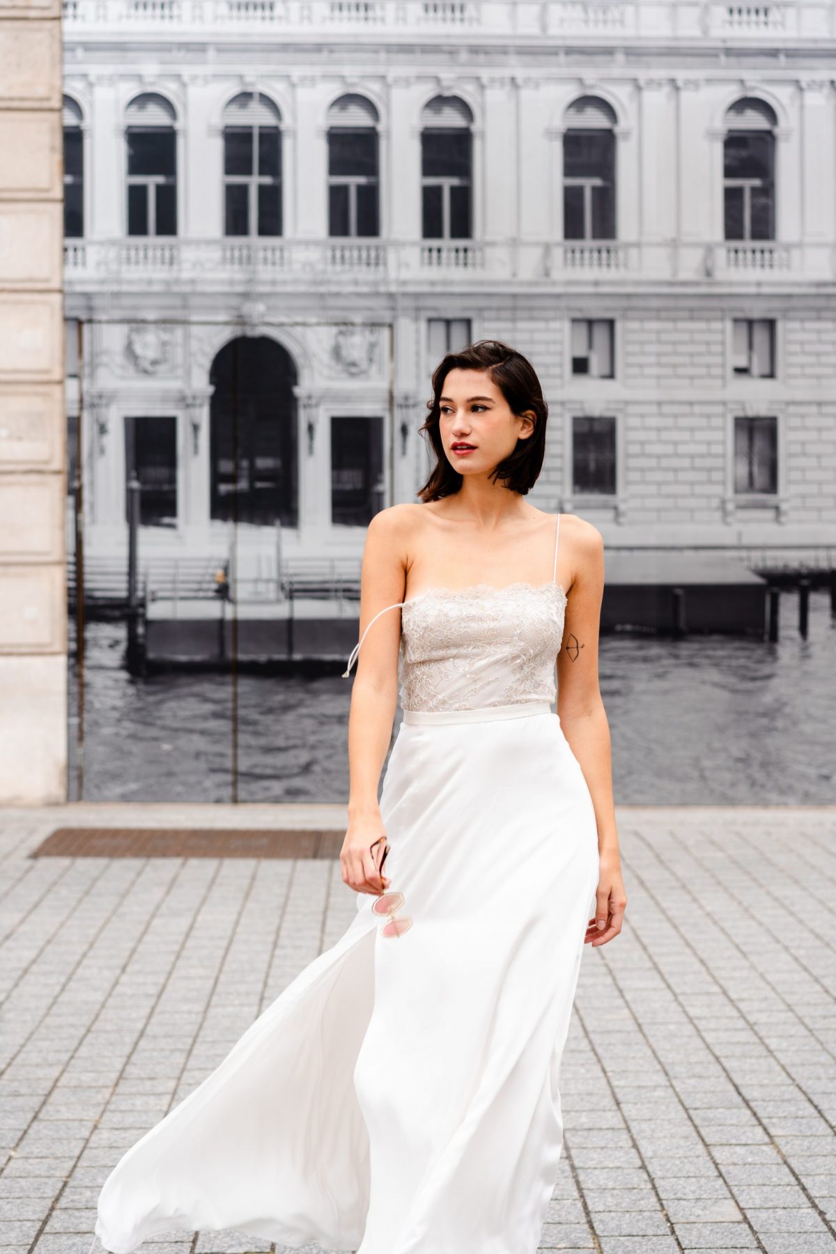 Robe de mariée Bérénice en dentelle de Calais métalisée et crêpe de soie, silhouette slip dress fluide et élégante, création The Wedding Room Paris.