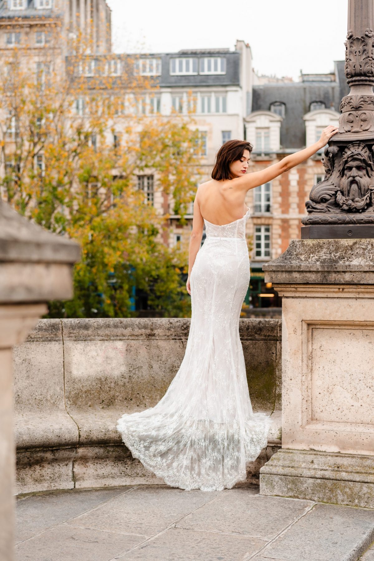 Robe de mariée PALMYRE The Wedding Room, bustier corseté en dentelle perlée et pailletée, jupe sirène fluide avec longue traîne, blanc soie et nude, silhouette couture parisienne.