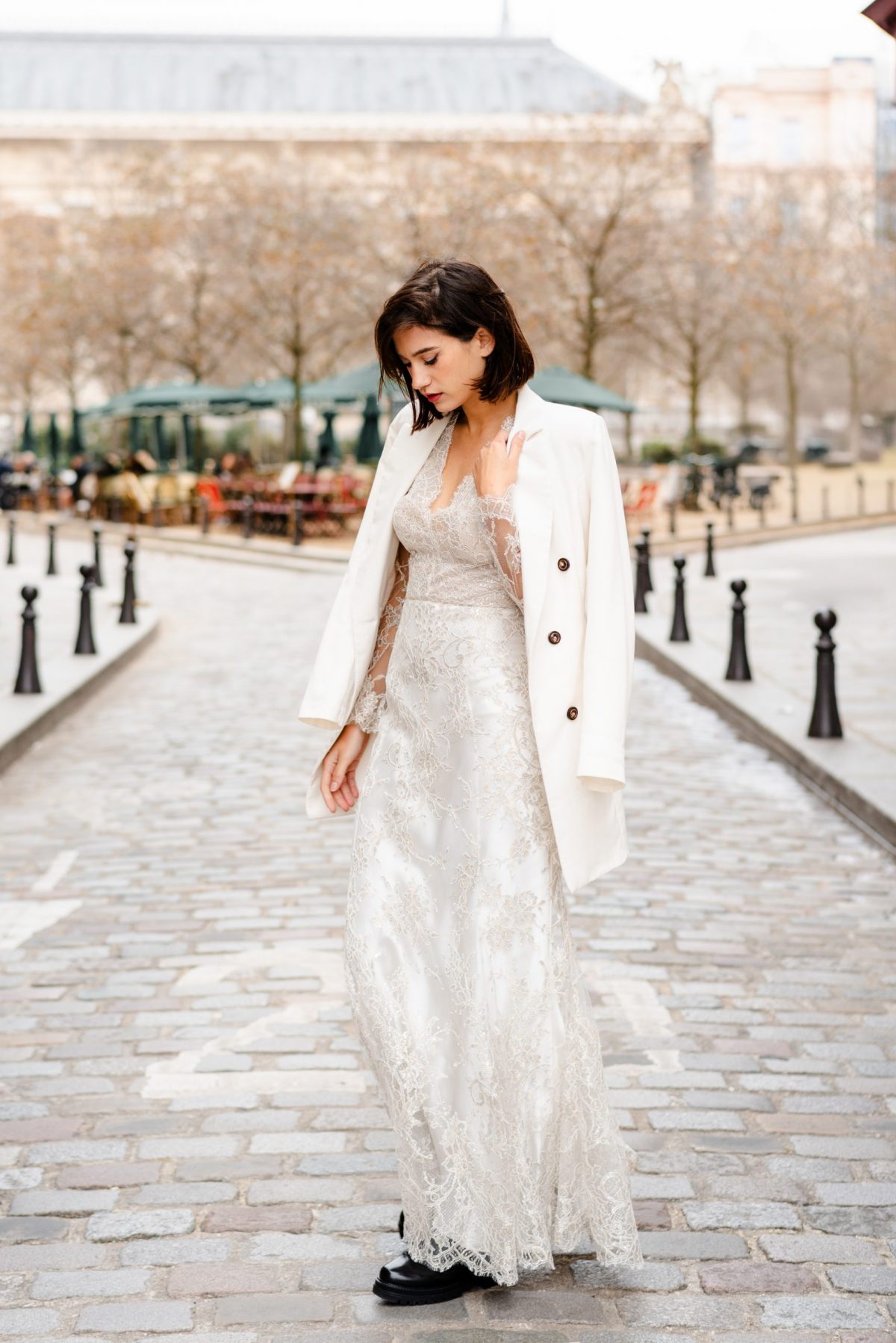 Robe de mariée Theodora en dentelle de Calais métallisée à manches longues, encolure V et jupe sirène en crêpe de soie, création couture sur mesure The Wedding Room Paris.