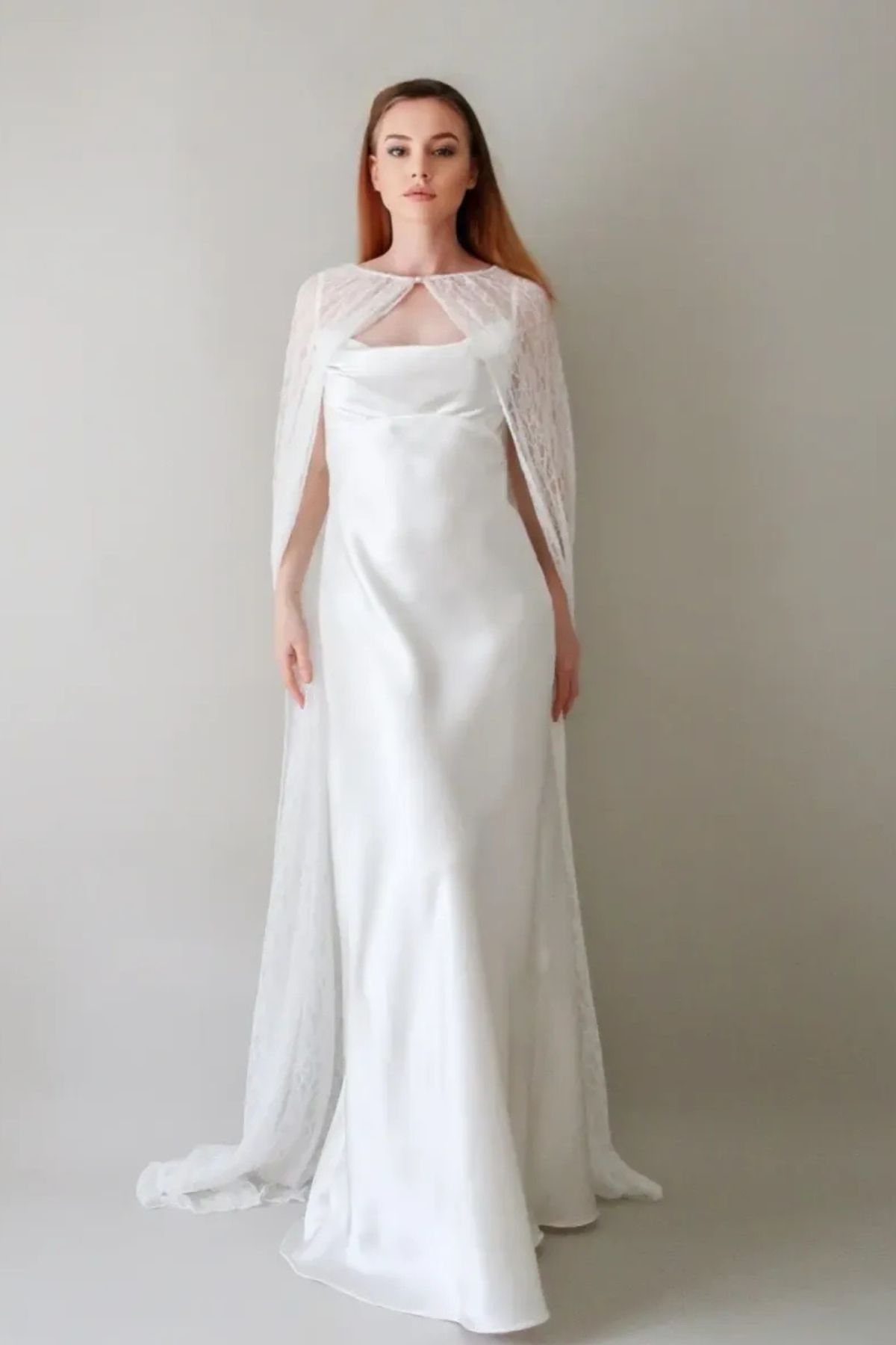 Cape de mariée Clara en dentelle avec traîne élégante