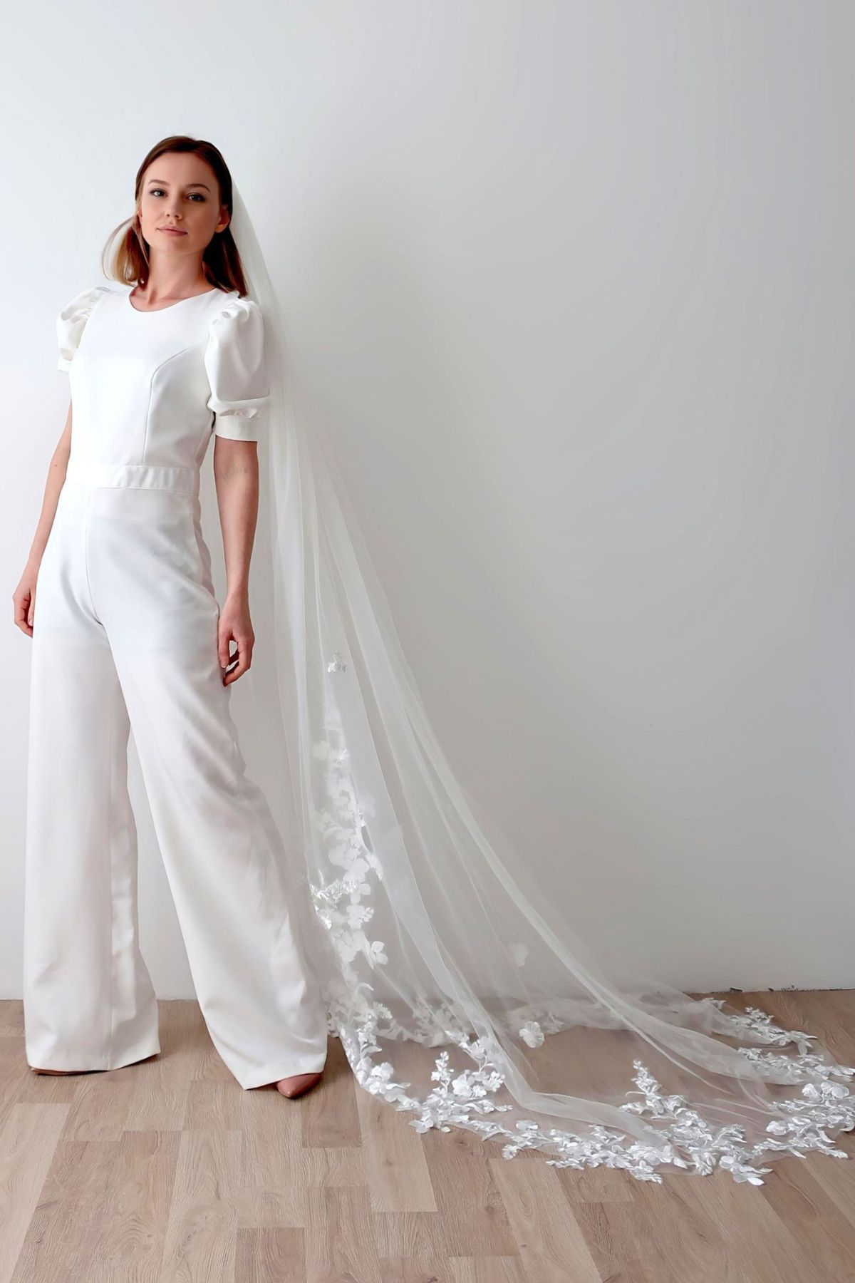 Mariée portant le voile cathédrale Victoria en tulle fluide et dentelle florale